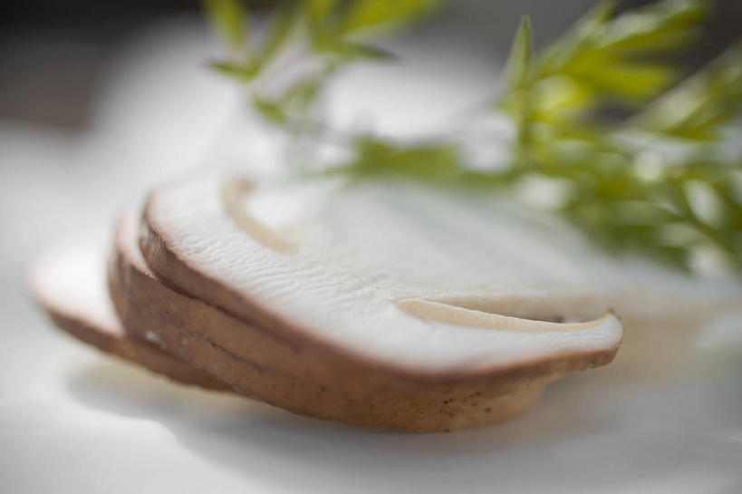 无人,横图,俯视,室内,特写,白天,桌面,桌子,芹菜,蔬菜,阴影,朦胧,模糊,新鲜,反射,木制,影子,菌菇,蘑菇,食品,菌类,中药,食物,木制品,食用菌,有机食品,绿色食品,荷兰芹,欧芹,香芹,药材,牛肝菌,中药材,法香,巴西利,洋香菜,洋芫荽,法国香菜,旱芹菜,番荽,美味牛肝菌,大脚菇,彩图,高角度拍摄