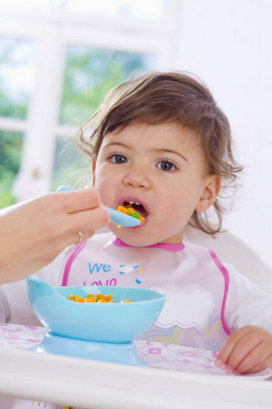 西方人,婴儿,儿童,两个人,家庭,母亲,坐,吃,竖图,室内,白天,正面,纯洁,窗户,椅子,欧洲,欧洲人,握,服装,朦胧,模糊,勺子,陶瓷,墙,陶瓷制品,拿,围兜,拿着,注视,休闲装,玻璃窗,墙壁,墙面,小孩,衣服,餐巾,容器,调羹,汤匙,碗,观察,看,休闲,温暖,温馨,一家人,休闲服,可爱,母爱,童年,童趣,握着,服饰,活泼,观看,储藏,和睦,察看,储存,关注,宝宝,儿童椅,婴儿椅,童真,纯真,烂漫,无邪,宝宝餐椅,宝宝椅,儿童餐椅,婴儿高脚椅,母婴,口水巾,食饭兜,婴儿围脖,婴儿围兜,伶俐,天真,年轻女性,女人,女性,白种人,孩子,年轻人,嚼,食,坐着,半身,彩图,融洽,贮存