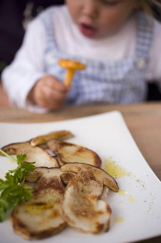 西方人,儿童,一个人,坐,竖图,俯视,室内,特写,白天,纯洁,桌面,桌子,蔬菜,餐具,欧洲,欧洲人,仅一个女性,仅一个人,握,阴影,服装,朦胧,模糊,新鲜,反射,木制,碟子,盘,影子,菌菇,蘑菇,食品,拿,菌类,围兜,拿着,注视,休闲装,中药,食物,一个,小孩,衣服,盘子,餐巾,木制品,碟,观察,看,仅一个小孩,休闲,休闲服,食用菌,可爱,童年,童趣,握着,服饰,有机食品,绿色食品,单个,观看,察看,关注,药材,童真,烂漫,无邪,牛肝菌,中药材,口水巾,食饭兜,婴儿围脖,婴儿围兜,美味牛肝菌,大脚菇,天真,女孩,女人,女性,白种人,孩子,坐着,半身,彩图,高角度拍摄,女生