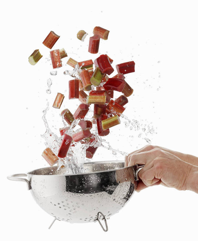 西方人,手,一个人,捧,竖图,室内,特写,白天,白色背景,正面,烹饪,植物,厨具,金属制品,欧洲,欧洲人,双手,仅一个男性,仅一个人,飞溅,溅,金属,锅子,滤器,液体,水滴,草药,药草,锅,中药,水珠,仅一个年轻男性,手部,摄影,影棚,锅具,喷洒,下降,药材,中草药,降落,烹饪用具,大黄,中药材,本草,降低,下跌,下落,川军,蜀大黄,熟大黄,男人,男性,年轻男性,白种人,烹调用具,端,端着,烹调,捧着,手捧,半身,彩图,影棚拍摄,拍摄