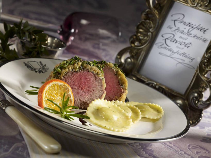 面食,面条,意大利面,无人,横图,俯视,室内,特写,白天,烹饪,西餐,桌面,桌子,柑橘,梨,餐具,水果,阴影,朦胧,模糊,新鲜,反射,木制,碟子,盘,影子,面,肉,生食,牛排,牛肉,料理,食品,果实,菜肴,美食,肉类,菜单,食物,一个,盘子,木制品,碟,香梨,西式,佳肴,有机食品,绿色食品,单个,肉食,意大利馄饨,生梨,橘子,桔子,橙子,橙,彩图,高角度拍摄