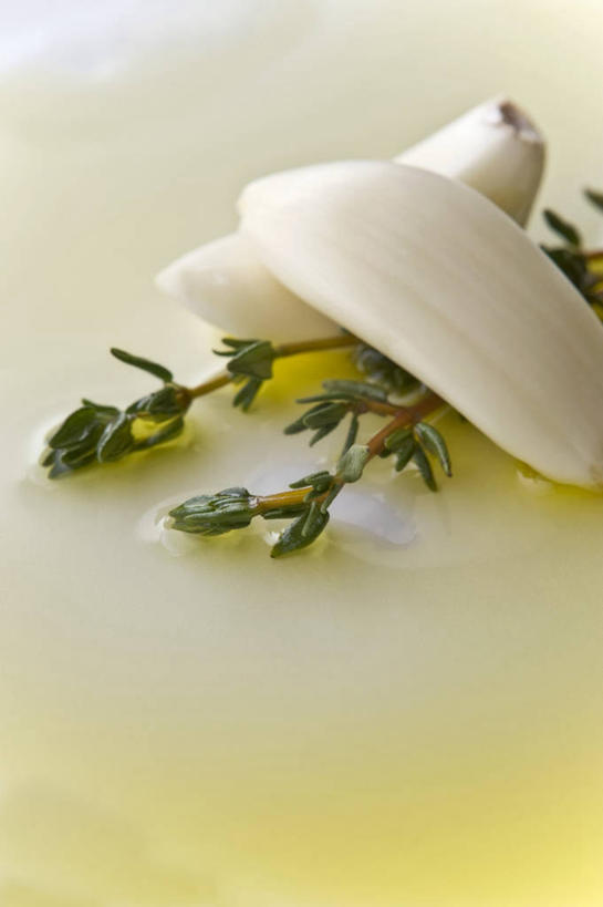 无人,竖图,俯视,室内,特写,白天,橄榄,蔬菜,蒜,水果,新鲜,芳香,食用油,油,橄榄油,食品,蒜头,食物,香草,有机食品,绿色食品,吉祥,百里香,麝香草,植物油,如意,勇气,勇敢,地椒,自尊,不屈,胡蒜,平安,青果,白榄,大蒜,彩图,高角度拍摄