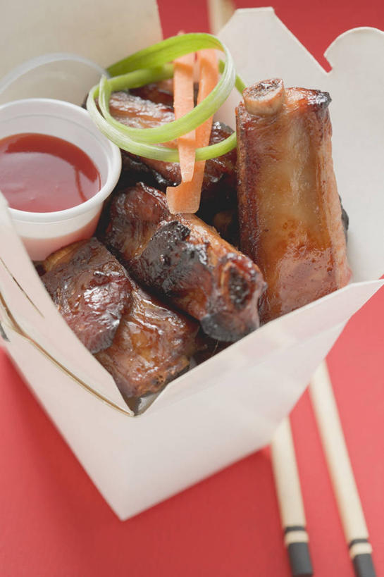 点心,无人,竖图,俯视,室内,特写,白天,筷子,餐具,一双,阴影,红色背景,反射,影子,纸盒,塑料,调料,酱料,酱汁,佐料,料理,食品,面点,调味品,调味料,文化,传统,酱,辣酱,春卷,美食,盒子,食物,包装盒,容器,塑料制品,碗,中式,摄影,影棚,储藏,礼节,辣椒酱,储存,薄饼,礼仪,春饼,进餐用具,彩图,高角度拍摄,影棚拍摄,拍摄,贮存