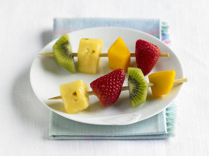 无人,横图,俯视,室内,特写,白天,白色背景,草莓,浆果,芒果,猕猴桃,餐具,水果,阴影,新鲜,反射,碟子,盘,牙签,影子,生食,食品,果实,食物,蓝色,盘子,餐巾,碟,摄影,有机食品,绿色食品,影棚,保洁方巾,口布,剔牙棒,洋莓,望果,水果皇后,奇异果,蜜望,猕猴梨,檬果,闷果,漭果,杧果,红莓,地莓,庵波罗果,彩图,高角度拍摄,影棚拍摄,拍摄