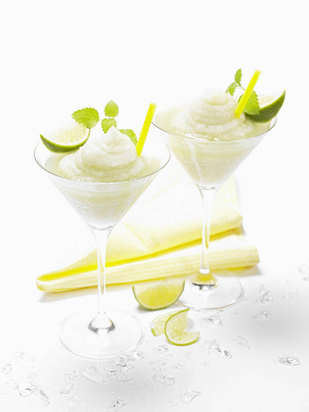 无人,竖图,俯视,室内,特写,白天,白色背景,餐桌,桌子,柠檬,杯子,水果,阴影,新鲜,反射,高脚杯,影子,生食,食品,果实,伏特加,酒类,两杯,玻璃制品,酒,食物,两个,酒杯,摄影,有机食品,绿色食品,影棚,餐台,酸橙,蒸馏酒,鸡尾酒杯,代代,玻璃杯,益母果,柠果,橙子,橙,彩图,高角度拍摄,影棚拍摄,拍摄