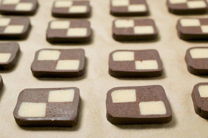 点心,无人,横图,俯视,室内,特写,白天,餐桌,桌子,一排,许多,阴影,整齐,反射,影子,食品,褐色,曲奇,食物,排列,白色,饼干,零食,摄影,影棚,餐台,队列,曲奇饼,曲奇饼干,彩图,高角度拍摄,影棚拍摄,拍摄