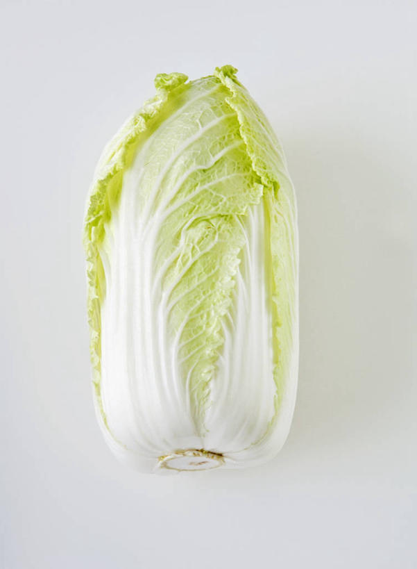 无人,竖图,俯视,室内,特写,白天,白色背景,餐桌,桌子,蔬菜,椰菜,卷心菜,阴影,新鲜,反射,影子,食品,食物,一个,甘蓝,摄影,有机食品,绿色食品,影棚,单个,餐台,结球甘蓝,甘兰,包心菜,彩图,高角度拍摄,影棚拍摄,拍摄