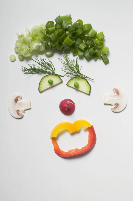 脸,头,脸颊,无人,竖图,俯视,室内,特写,白天,白色背景,餐桌,桌子,黄瓜,辣椒,蔬菜,许多,阴影,新鲜,装饰,反射,影子,菌菇,蘑菇,食品,菌类,食物,食用菌,摄影,有机食品,绿色食品,影棚,餐台,华丽,修饰,点缀,彩椒,莳萝,辣角,红海椒,大椒,辣虎,广椒,衬托,美观,雅致,雅观,洋茴香,土茴香,头部,脸部,脸蛋,面部,甜椒,柿子椒,青瓜,辣子,胡瓜,海椒,番椒,灯笼椒,彩图,高角度拍摄,影棚拍摄,拍摄