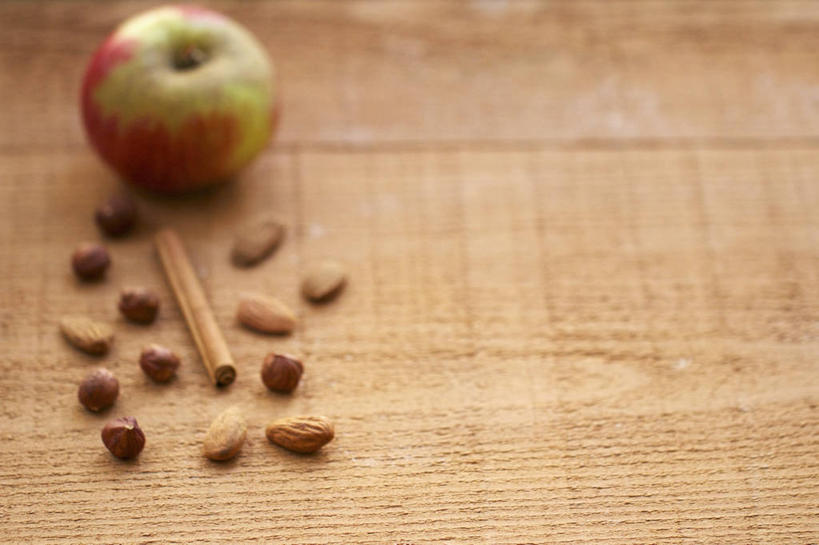 无人,横图,俯视,室内,特写,白天,餐桌,桌子,苹果,杏仁,水果,阴影,朦胧,模糊,新鲜,反射,影子,调味,生食,香料,佐料,食品,果实,肉桂,食物,一个,摄影,有机食品,绿色食品,影棚,单个,餐台,配料,桂皮,作料,官桂,牡桂,筒桂,香桂,玉桂,杏子,杏梅仁,杏核仁,木落子,苦杏仁,彩图,高角度拍摄,影棚拍摄,拍摄