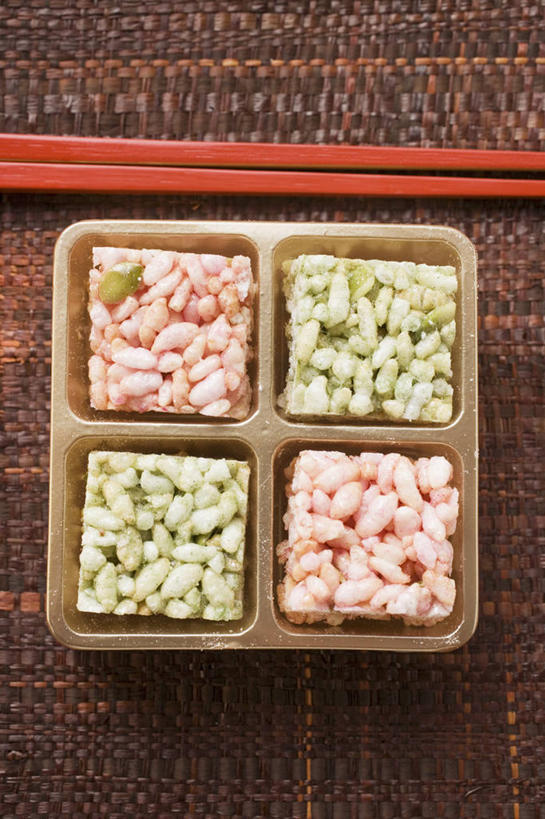 无人,竖图,俯视,室内,特写,白天,餐桌,桌子,餐具,一排,许多,阴影,整齐,反射,碟子,盘,影子,食品,糖,糖果,甜点,甜品,食物,排列,盘子,碟,甜食,摄影,影棚,餐台,队列,硬糖,彩图,高角度拍摄,影棚拍摄,拍摄