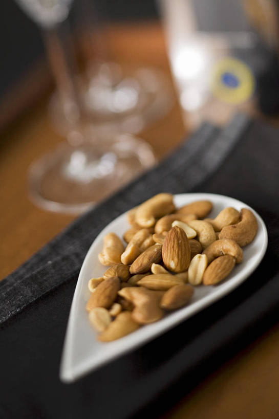 无人,竖图,俯视,室内,特写,白天,植物,餐桌,桌子,豆,花生,杯子,餐具,一堆,许多,阴影,堆叠,堆积,朦胧,模糊,反射,碟子,盘,影子,豆类,豆子,坚果,玻璃制品,盘子,水杯,碟,摄影,长生果,影棚,餐台,堆,花生仁,豆科,落花生,落生,玻璃杯,花生米,花生豆,彩图,高角度拍摄,影棚拍摄,拍摄