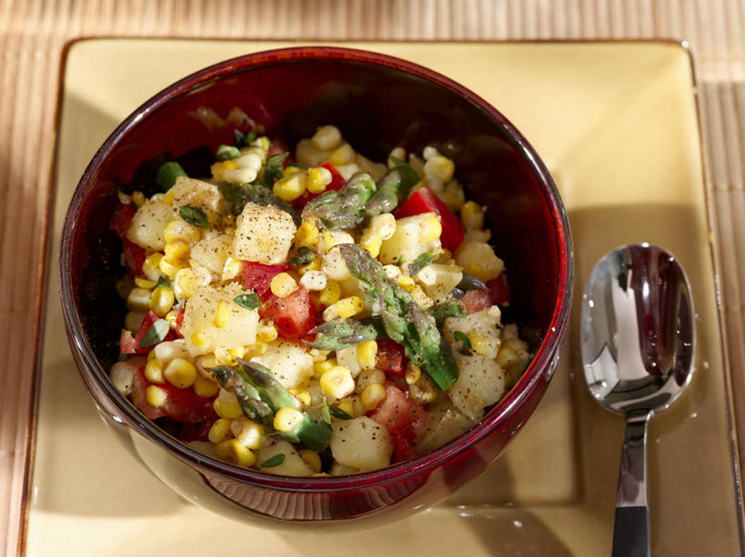 无人,横图,俯视,室内,特写,白天,玉米,餐桌,桌子,芦笋,蔬菜,西红柿,餐具,一把,一堆,许多,阴影,堆叠,堆积,新鲜,反射,木制,棒子,碟子,盘,影子,勺子,玉蜀黍,生食,蔬菜沙拉,沙拉,食品,色拉,沙律,食物,盘子,木制品,容器,调羹,碟,汤匙,碗,摄影,有机食品,绿色食品,影棚,餐台,色拉酱,储藏,堆,苞米,储存,千岛酱,苞芦,苞谷,包谷,大蜀黍,番麦,薏米包,玉高粱,玉麦,珍珠米,猪尾巴,药鸡豆子,石刁柏,蚂蚁杆,龙须菜,狼尾巴根,番茄,彩图,高角度拍摄,影棚拍摄,拍摄,贮存