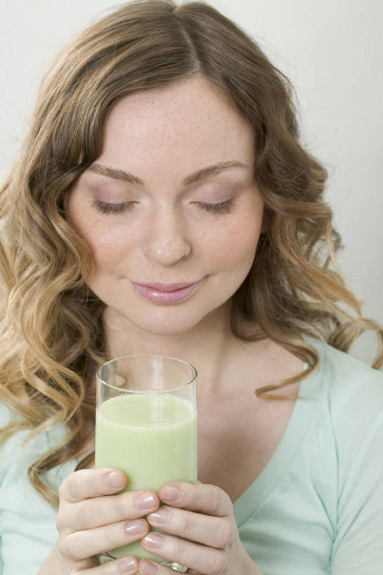 西方人,脸,头,脸颊,手,头发,一个人,闭眼,捧,竖图,俯视,室内,特写,白天,杯子,欧洲,欧洲人,双手,仅一个年轻女性,仅一个女性,仅一个人,阴影,服装,反射,影子,棕色,饮品,一杯,休闲装,蔬菜汁,闻,肩膀,玻璃制品,饮料,一个,衣服,绿色,水杯,休闲,手部,休闲服,摄影,服饰,影棚,单个,嗅,可口,适口,年轻女性,女人,女性,白种人,头部,长发,卷发,脸部,脸蛋,面部,玻璃杯,闭眼睛,闭着眼,闭着眼睛,端,端着,捧着,手捧,半身,彩图,高角度拍摄,影棚拍摄,拍摄