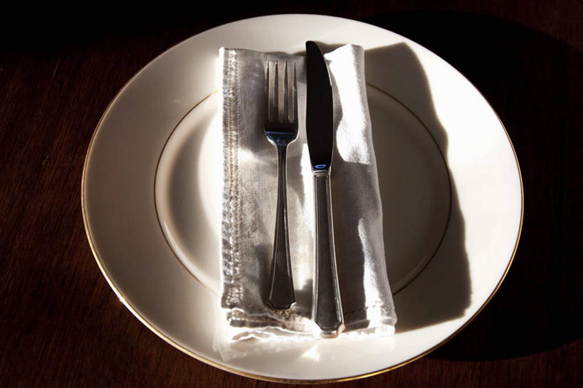 无人,横图,俯视,室内,特写,白天,桌面,桌子,静物,餐具,金属制品,阴影,黑色背景,反射,金属,木制,叉子,刀叉,刀子,碟子,盘,影子,一个,盘子,餐巾,木制品,碟,摄影,影棚,单个,餐刀,餐叉,保洁方巾,口布,进餐用具,彩图,高角度拍摄,影棚拍摄,拍摄