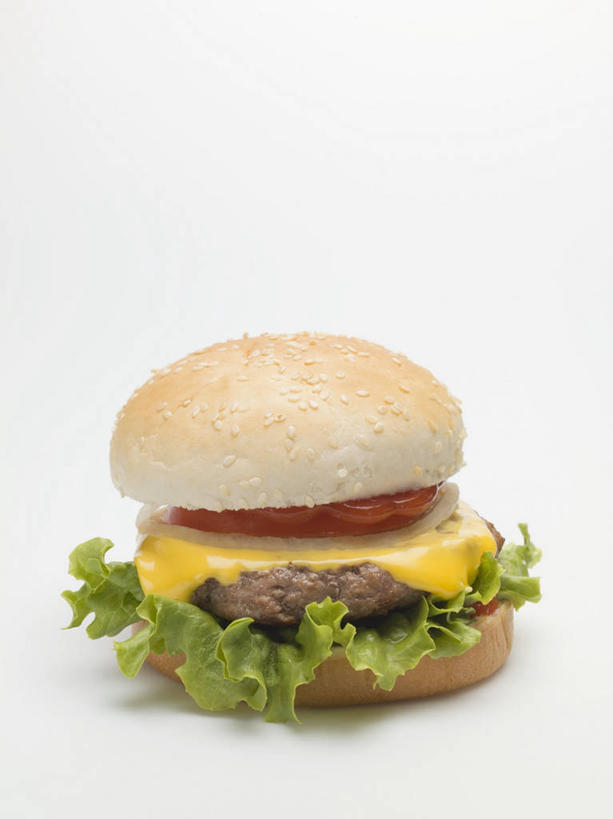 奶酪,无人,竖图,俯视,室内,特写,白天,白色背景,烹饪,西餐,餐桌,桌面,桌子,蔬菜,西红柿,阴影,新鲜,反射,木制,影子,生菜,莴苣,调料,酱料,酱汁,茄汁,肉,佐料,干酪,汉堡,牛肉,起司,料理,食品,调味品,芝士,营养,调味料,番茄酱,酱,菜肴,美食,肉类,食物,一个,木制品,快餐,乳酪,西式,摄影,佳肴,有机食品,绿色食品,影棚,单个,餐台,乳制品,发酵,肉食,西式快餐,垃圾食品,春菜,鹅仔菜,莴仔菜,千金菜,叶用莴苣,番茄,彩图,高角度拍摄,影棚拍摄,拍摄