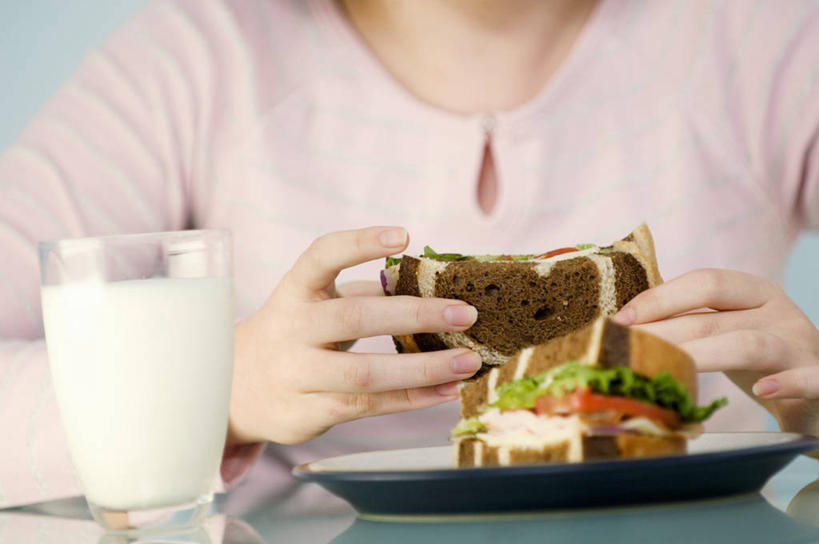 点心,面包,牛奶,西方人,儿童,手,一个人,横图,室内,特写,白天,正面,烹饪,西餐,纯洁,桌面,桌子,蔬菜,西红柿,杯子,餐具,欧洲,欧洲人,双手,仅一个女性,仅一个人,握,阴影,服装,新鲜,反射,木制,碟子,盘,影子,生菜,莴苣,三明治,料理,食品,面点,饮品,营养,拿,拿着,休闲装,菜肴,美食,玻璃制品,食物,糕点,饮料,一个,小孩,衣服,盘子,木制品,水杯,碟,快餐,仅一个小孩,休闲,手部,休闲服,可爱,童年,童趣,西式,握着,服饰,佳肴,有机食品,绿色食品,单个,乳制品,奶,牛乳,童真,西式快餐,烂漫,无邪,三文治,春菜,鹅仔菜,莴仔菜,千金菜,安神,叶用莴苣,天真,女孩,女人,女性,白种人,孩子,玻璃杯,番茄,半身,彩图,女生