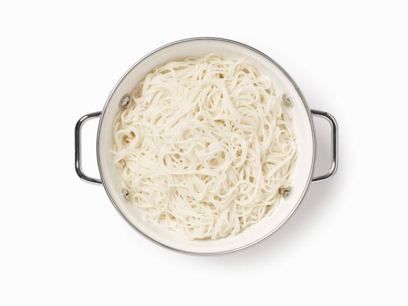 面食,面条,无人,横图,俯视,室内,特写,白天,白色背景,烹饪,桌面,桌子,厨具,金属制品,一堆,阴影,堆叠,堆积,反射,金属,木制,锅子,影子,面,锅,一个,木制品,摄影,影棚,单个,锅具,堆,烹饪用具,烹调用具,烹调,彩图,高角度拍摄,影棚拍摄,拍摄