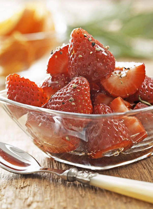 蜂蜜,无人,竖图,俯视,室内,特写,白天,桌面,桌子,草莓,浆果,水果,玻璃,金属制品,阴影,朦胧,模糊,新鲜,反射,金属,木制,影子,勺子,调料,调味,生食,香料,佐料,食品,果实,黑胡椒,调味品,调味料,玻璃制品,食物,一个,木制品,容器,调羹,汤匙,碗,有机食品,绿色食品,单个,储藏,配料,储存,花蜜,止痛,作料,解毒,冬酿,石蜜,洋莓,水果皇后,红莓,地莓,胡椒,彩图,高角度拍摄,贮存