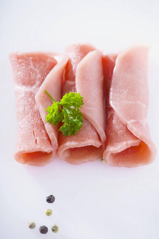 无人,竖图,俯视,室内,特写,白天,白色背景,桌面,桌子,一排,阴影,整齐,反射,纹路,木制,包裹,纹理,影子,肉,猪肉,肉类,排列,三个,红色,木制品,摄影,影棚,队列,肉食,豚肉,肌理,彩图,高角度拍摄,影棚拍摄,拍摄