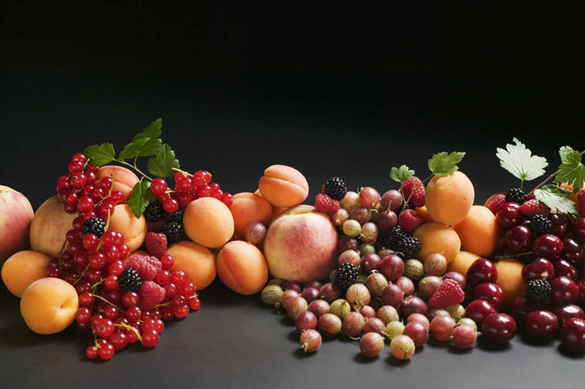 无人,横图,俯视,室内,特写,白天,植物,桌面,桌子,苹果,柑橘,浆果,李子,桃子,水果,叶子,一堆,许多,阴影,堆叠,堆积,黑色背景,新鲜,反射,木制,纹理,影子,灯笼果,生食,食品,果实,绿叶,很多,食物,绿色,木制品,嫩叶,摄影,有机食品,绿色食品,影棚,堆,红醋栗,肺果,肌理,红李,鸡血李,杏李,叶,叶片,叶脉,橘子,桔子,醋栗,橙子,橙,彩图,高角度拍摄,影棚拍摄,拍摄