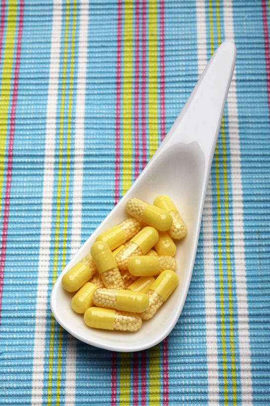 无人,竖图,俯视,室内,特写,白天,安全,桌面,桌子,一堆,阴影,堆叠,堆积,反射,木制,布料,药剂,影子,勺子,陶瓷,防护,陶瓷制品,布纹,胶囊,桌布,一个,黄色,餐巾,木制品,药品,调羹,台布,汤匙,治疗,单个,堆,保护,药物,医疗,保险,预防,平安,彩图,高角度拍摄