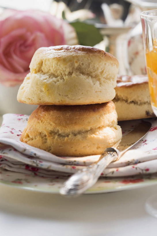 点心,面包,果汁,无人,竖图,俯视,室内,特写,白天,爱情,幸福,纯洁,热情,桌面,桌子,玫瑰,柑橘,杯子,餐具,金属制品,阴影,朦胧,模糊,盛开,反射,金属,木制,碟子,工具,盘,影子,橙汁,食品,面点,玫瑰花,刀具,饮品,浪漫,花蕾,玻璃制品,花,花瓣,花朵,鲜花,食物,糕点,饮料,粉色,盘子,餐巾,木制品,水杯,碟,刀,花苞,花蕊,温暖,温馨,恩爱,和睦,可口,餐刀,感动,小圆面包,尊敬,适口,保洁方巾,口布,天真,刺玫花,徘徊花,玻璃杯,橘子,桔子,橙子,橙,彩图,高角度拍摄,融洽