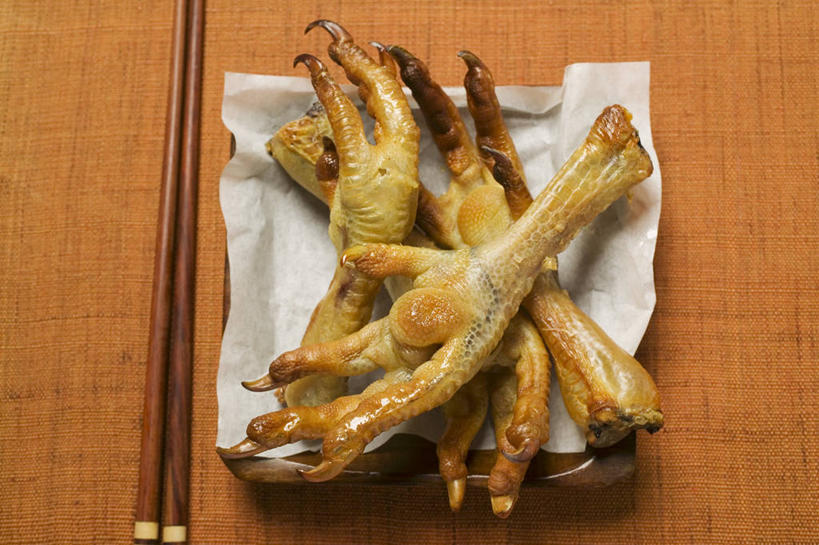 骨骼,无人,横图,俯视,室内,特写,白天,烹饪,中餐,筷子,桌面,桌子,餐具,一双,阴影,反射,木制,包装,包装纸,碟子,盘,影子,纸,鸡肉,肉,油炸,料理,食品,纸张,骨头,文化,传统,菜肴,美食,肉类,食物,一个,盘子,木制品,碟,中式,摄影,佳肴,影棚,单个,礼节,骨架,包装材料,牛皮纸,礼仪,肉食,进餐用具,彩图,高角度拍摄,影棚拍摄,拍摄