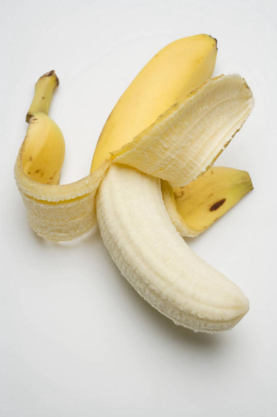无人,竖图,俯视,室内,特写,白天,白色背景,桌面,桌子,香蕉,水果,阴影,新鲜,反射,木制,影子,生食,食品,果实,果皮,食物,一个,黄色,木制品,摄影,有机食品,绿色食品,影棚,单个,甘蕉,彩图,高角度拍摄,影棚拍摄,拍摄