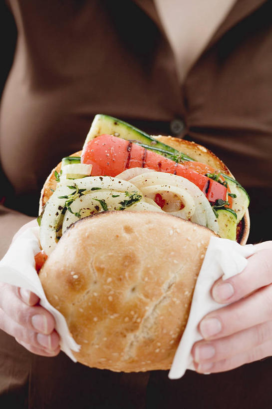 点心,面包,西方人,手,一个人,站,竖图,俯视,室内,特写,白天,烹饪,西餐,餐桌,桌子,黄瓜,蔬菜,西红柿,欧洲,欧洲人,双手,仅一个年轻女性,仅一个女性,仅一个人,握,服装,新鲜,肉,汉堡,料理,食品,面点,拿,拿着,休闲装,菜肴,美食,肉类,食物,糕点,一个,衣服,餐巾,快餐,站着,休闲,手部,休闲服,西式,握着,服饰,佳肴,有机食品,绿色食品,单个,餐台,肉食,西式快餐,垃圾食品,保洁方巾,口布,年轻女性,女人,女性,白种人,青瓜,胡瓜,番茄,站立,半身,彩图,高角度拍摄