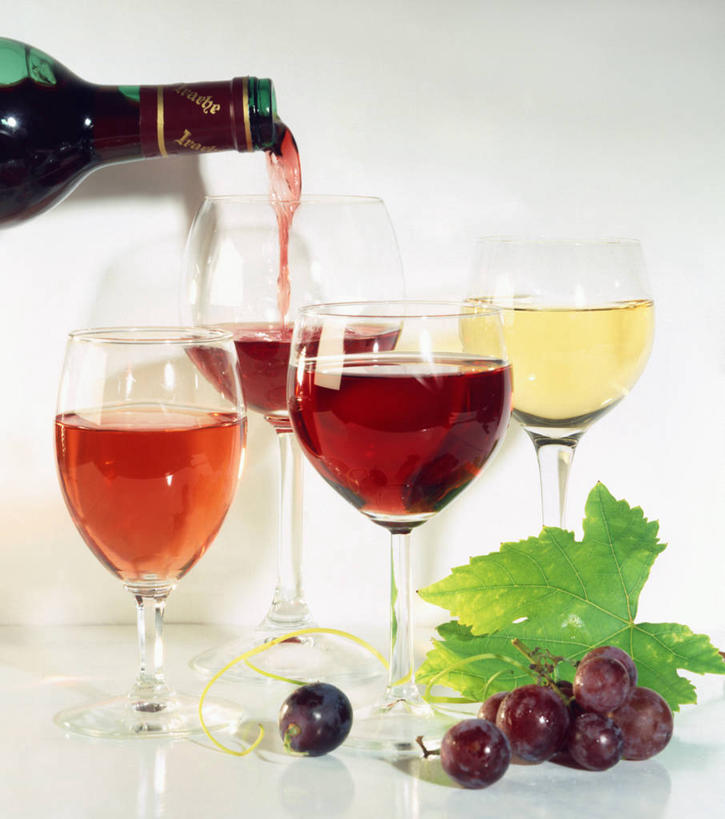 红酒,葡萄酒,无人,竖图,俯视,室内,特写,白天,白色背景,植物,桌面,桌子,葡萄,杯子,水果,叶子,许多,阴影,新鲜,反射,木制,高脚杯,纹理,影子,生食,食品,果实,绿叶,红酒杯,白葡萄酒,酒类,很多,红酒瓶,玻璃制品,酒,酒瓶,食物,饮料,绿色,玻璃瓶,酒杯,木制品,瓶子,嫩叶,红葡萄酒,摄影,有机食品,绿色食品,影棚,葡萄酒杯,葡萄酒瓶,肌理,叶,叶片,叶脉,玻璃杯,山葫芦,蒲桃,草龙珠,彩图,高角度拍摄,影棚拍摄,拍摄