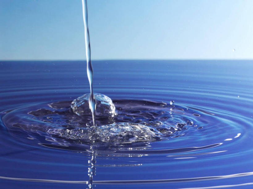 无人,横图,俯视,室内,特写,白天,水,波纹,蓝色背景,透明,液体,气泡,水滴,涟漪,漩涡,水泡,水珠,水纹,泡泡,摄影,影棚,圆弧,下降,降落,降低,下跌,下落,彩图,高角度拍摄,影棚拍摄,拍摄