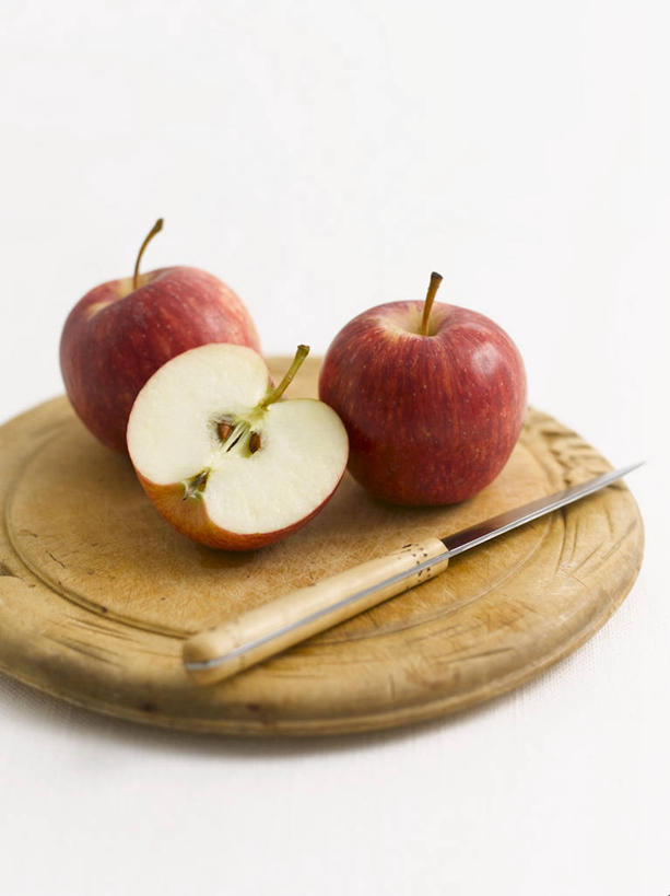 无人,竖图,俯视,室内,特写,白天,白色背景,桌面,桌子,苹果,水果,金属制品,切开,阴影,新鲜,反射,金属,木制,工具,影子,生食,食品,果实,案板,刀具,砧板,食物,红色,木制品,刀,切,摄影,有机食品,绿色食品,影棚,水果刀,剖面,切面,彩图,高角度拍摄,影棚拍摄,拍摄