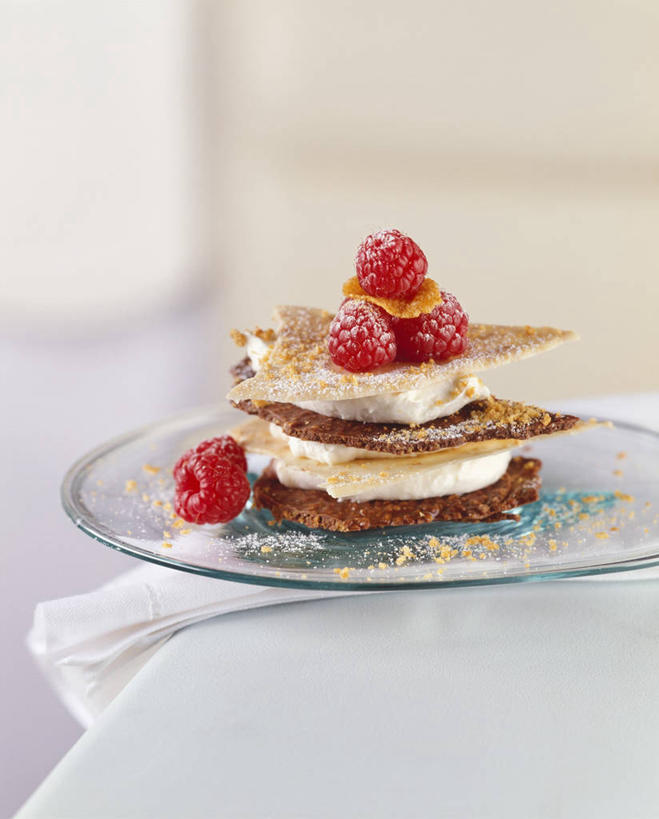 点心,无人,竖图,俯视,室内,特写,白天,桌面,桌子,浆果,餐具,水果,玻璃,阴影,朦胧,模糊,新鲜,反射,木制,碟子,盘,影子,桑葚,生食,食品,糖,糖果,甜点,甜品,果实,慕斯蛋糕,白巧克力,玻璃制品,食物,一个,盘子,木制品,碟,饼干,甜食,零食,巧克力,覆盆子,有机食品,绿色食品,单个,朱古力,慕斯,彩图,高角度拍摄