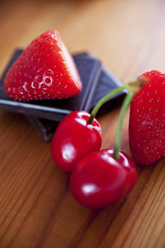 无人,竖图,俯视,室内,特写,白天,桌面,桌子,草莓,浆果,樱桃,水果,阴影,新鲜,反射,木制,影子,生食,食品,糖,糖果,甜点,甜品,果实,食物,红色,木制品,甜食,巧克力,有机食品,绿色食品,朱古力,黑巧克力,樱珠,莺桃,英桃,洋莓,楔桃,水果皇后,牛桃,荆桃,红莓,地莓,彩图,高角度拍摄