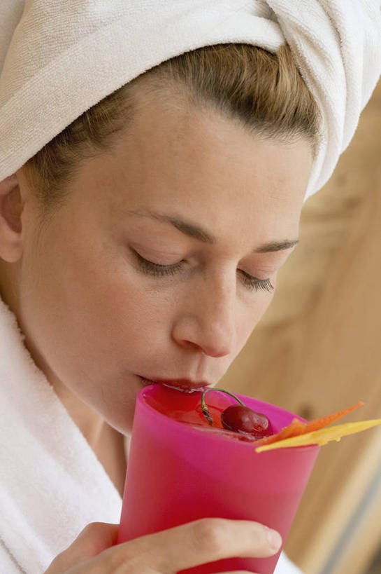 果汁,西方人,脸,头,脸颊,手,一个人,闭眼,竖图,室内,特写,白天,侧面,按摩,美容,杯子,水果,欧洲,欧洲人,仅一个年轻女性,仅一个女性,仅一个人,喝,护肤,握,朦胧,模糊,新鲜,纺织物,塑料,生食,食品,果实,饮品,拿,拿着,玻璃制品,食物,饮料,一个,水杯,塑料制品,吸管,毛巾,清洁,保养,享受,休闲,手部,放松,握着,SPA水疗,保健,温泉浴场,有机食品,绿色食品,单个,保暖,单手,空心,可口,透气,养颜,防水,饮管,储水,耐磨,吸水,适口,年轻女性,女人,女性,白种人,头部,脸部,脸蛋,面部,玻璃杯,矿泉疗养地,闭眼睛,闭着眼,闭着眼睛,半身,彩图,水疗,圆柱状