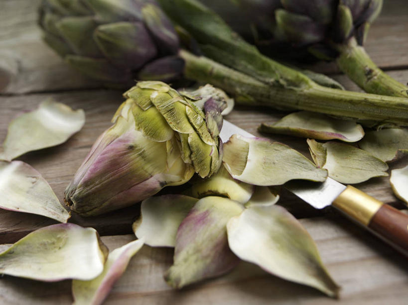 无人,横图,俯视,室内,特写,白天,餐桌,桌子,蔬菜,金属制品,一把,许多,切开,阴影,新鲜,反射,金属,工具,影子,朝鲜蓟,食品,刀具,很多,食物,绿色,紫色,刀,切,洋蓟,有机食品,绿色食品,餐台,菜刀,剖面,切面,切菜刀,彩图,高角度拍摄,菜蓟,法国百合,球洋蓟,蔬菜之皇,洋百合