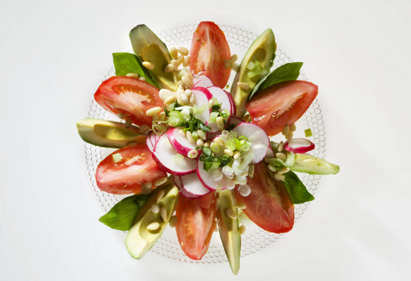 无人,横图,俯视,室内,特写,白天,白色背景,餐桌,桌子,萝卜,胡萝卜,蔬菜,西红柿,小番茄,餐具,一堆,阴影,堆叠,堆积,新鲜,反射,碟子,盘,影子,生食,蔬菜沙拉,沙拉,食品,色拉,沙律,松子,松子仁,食物,一个,盘子,碟,酪梨,鳄梨,摄影,有机食品,绿色食品,影棚,单个,餐台,色拉酱,堆,油梨,松仁,千岛酱,樟梨,松籽仁,小西红柿,樱桃小番茄,珍珠小番茄,牛油果,樱桃番茄,圣女果,红萝卜,甘荀,番茄,彩图,高角度拍摄,影棚拍摄,拍摄