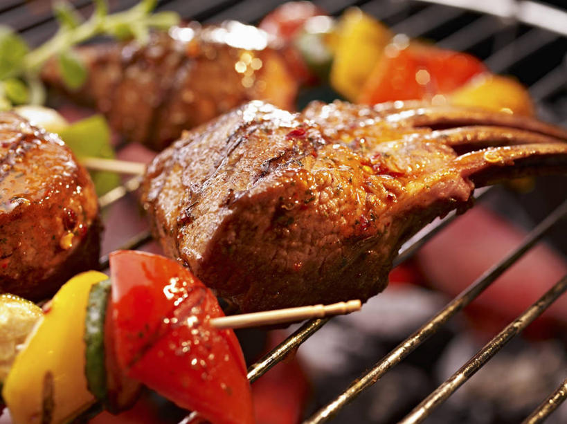 无人,横图,俯视,室内,特写,白天,烧烤,餐桌,桌子,辣椒,蔬菜,阴影,朦胧,模糊,新鲜,反射,影子,肉,食品,烤架,烤肉,猪肉,肉类,竹签,食物,黄色,红色,铁架,有机食品,绿色食品,餐台,肉食,彩椒,辣角,红海椒,大椒,辣虎,广椒,豚肉,取食签,甜椒,柿子椒,辣子,海椒,番椒,灯笼椒,彩图,高角度拍摄