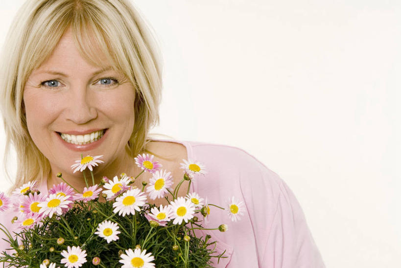 西方人,脸,头,脸颊,一个人,笑,微笑,露齿笑,横图,室内,特写,白天,正面,爱情,叶子,欧洲,欧洲人,仅一个女性,仅一个人,服装,盛开,绿叶,茼蒿菊,花蕾,注视,肩膀,花,花瓣,花朵,鲜花,衣服,粉色,花苞,花蕊,观察,看,仅一个中年女性,嫩叶,菊花,摄影,服饰,影棚,观看,吉祥,察看,衣着,穿着,关注,高洁,长寿,蓬蒿菊,怀恋,清净,真情,寿客,秋菊,衣饰,木春菊,木茼蒿,女人,女性,中年女性,白种人,头部,脸部,脸蛋,面部,叶,叶片,半身,彩图,影棚拍摄,拍摄