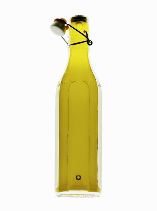 无人,竖图,俯视,室内,特写,白天,白色背景,餐桌,桌子,阴影,反射,罐子,影子,食用油,油,橄榄油,玻璃制品,一个,黄色,玻璃瓶,瓶子,摄影,影棚,单个,餐台,一瓶,植物油,彩图,高角度拍摄,影棚拍摄,拍摄