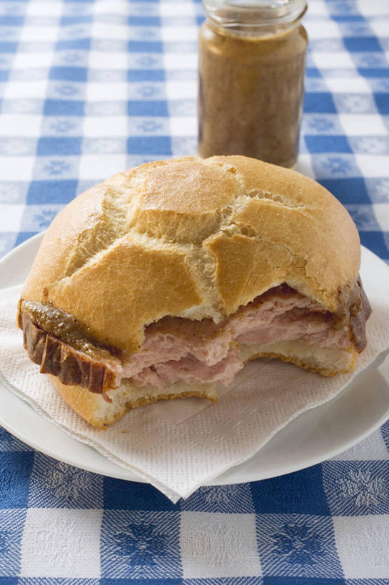 点心,面包,芥末,无人,竖图,俯视,室内,特写,白天,烹饪,西餐,餐桌,桌子,餐具,玻璃,阴影,朦胧,模糊,反射,布料,碟子,盘,影子,肉,汉堡,料理,食品,面点,布纹,菜肴,美食,肉类,玻璃制品,桌布,食物,糕点,两个,盘子,玻璃瓶,餐巾,瓶子,碟,台布,快餐,西式,佳肴,餐台,肉食,西式快餐,垃圾食品,小圆面包,广口瓶,山葵,泽山葵,溪山葵,芥子末,山嵛菜,芥辣粉,哇沙比,辣根,彩图,高角度拍摄