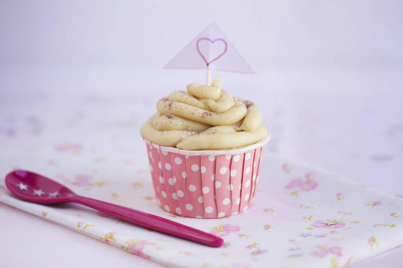 点心,无人,横图,俯视,室内,特写,白天,爱情,下午茶,餐桌,桌子,旗帜,阴影,爱心,朦胧,模糊,反射,影子,勺子,陶瓷,食品,陶瓷制品,浪漫,松饼,旗子,食物,糕点,两个,一个,餐巾,容器,调羹,汤匙,碗,温暖,温馨,心形,恩爱,单个,餐台,储藏,和睦,储存,旌旗,旗号,玛芬蛋糕,保洁方巾,口布,心型,彩图,高角度拍摄,融洽,贮存