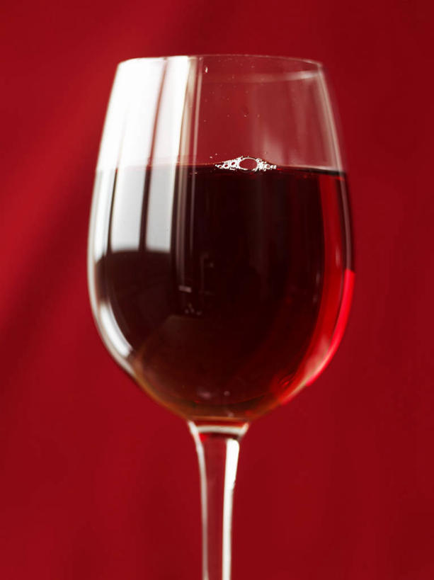 红酒,葡萄酒,无人,竖图,室内,特写,白天,正面,餐桌,桌子,杯子,阴影,红色背景,反射,高脚杯,影子,红酒杯,酒类,一杯,玻璃制品,酒,饮料,一个,红色,酒杯,红葡萄酒,摄影,影棚,单个,餐台,葡萄酒杯,玻璃杯,彩图,影棚拍摄,拍摄