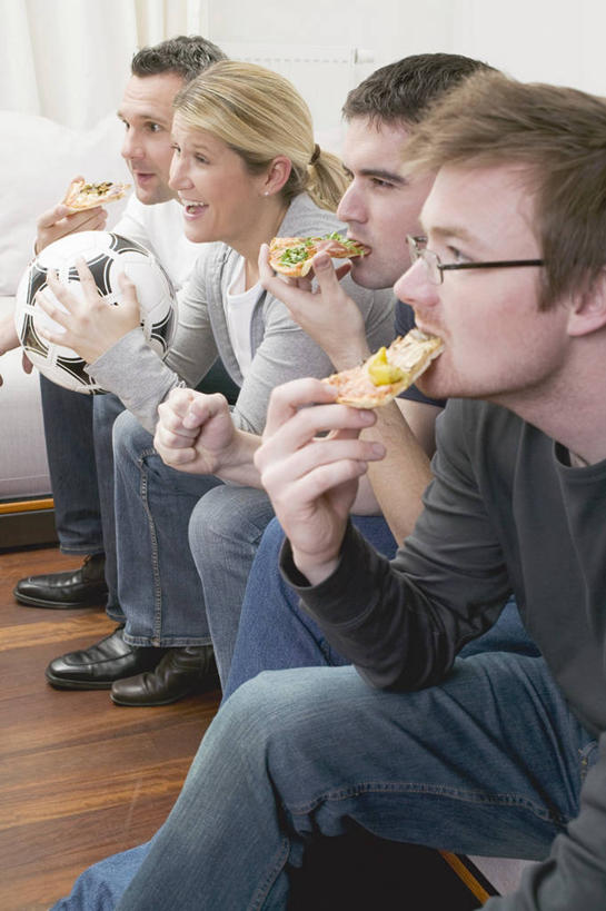 西方人,四个人,伙伴,朋友,坐,吃,竖图,室内,白天,侧面,爱情,锻炼,烹饪,西餐,友谊,成功,运动,合作,团队,信心,竞争,橄榄球,地板,欧洲,欧洲人,一排,握,服装,整齐,眼镜,料理,食品,披萨,匹萨,地面,浪漫,速度,拿,拿着,注视,休闲装,运动器械,队伍,菜肴,美食,木地板,食物,排列,衣服,快餐,观察,看,休闲,温暖,温馨,休闲服,健身器械,恩爱,力量,平衡,西式,握着,恋人,服饰,佳肴,观看,协调,和睦,察看,比萨,成就,队列,关注,健身器材,灵敏,合伙,近视眼镜,西式快餐,垃圾食品,柔韧,意大利薄饼,美式橄榄球,耐力,体育,友情,美式足球,男人,男性,年轻男性,年轻女性,女人,女性,白种人,情侣,嚼,食,坐着,半身,彩图,健身,伴侣,融洽,运动器材