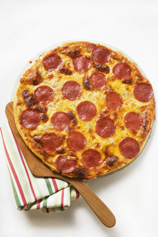 奶酪,无人,竖图,俯视,室内,特写,白天,白色背景,烹饪,西餐,餐桌,桌子,切开,阴影,反射,木制,影子,肉,香肠,干酪,起司,料理,食品,披萨,匹萨,案板,腊肠,芝士,营养,猪肉,菜肴,美食,肉类,砧板,食物,排列,一个,红色,餐巾,木制品,快餐,切,乳酪,西式,摄影,佳肴,影棚,单个,餐台,乳制品,比萨,发酵,剖面,肉食,西式快餐,垃圾食品,切面,意大利薄饼,豚肉,摆列,保洁方巾,口布,彩图,高角度拍摄,影棚拍摄,拍摄,布列,分列