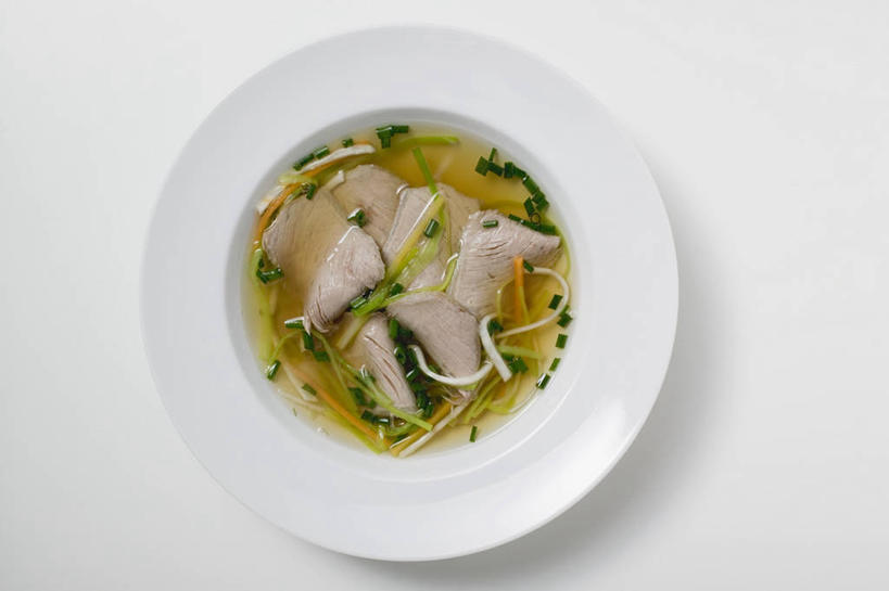 无人,横图,俯视,室内,特写,白天,白色背景,餐桌,桌子,餐具,叶子,阴影,反射,碟子,盘,影子,肉,汤,牛肉,绿叶,肉类,一个,绿色,盘子,碟,嫩叶,摄影,影棚,单个,餐台,肉食,叶,叶片,彩图,高角度拍摄,影棚拍摄,拍摄