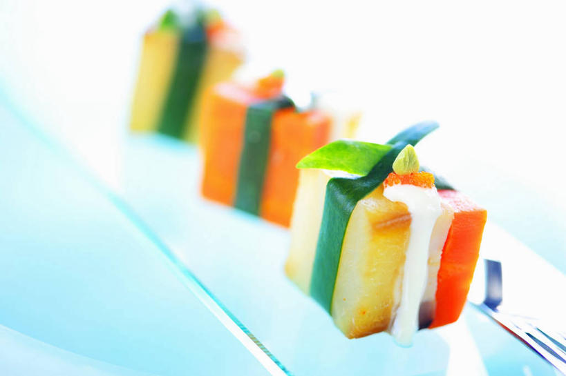 无人,横图,俯视,室内,特写,白天,餐桌,桌子,餐具,叶子,三块,一排,阴影,蓝色背景,朦胧,模糊,整齐,反射,碟子,盘,影子,肉,绿叶,猪肉,肉类,排列,一个,绿色,盘子,碟,嫩叶,摄影,影棚,单个,餐台,队列,五花肉,肉食,豚肉,肋条肉,三层肉,叶,叶片,彩图,高角度拍摄,影棚拍摄,拍摄