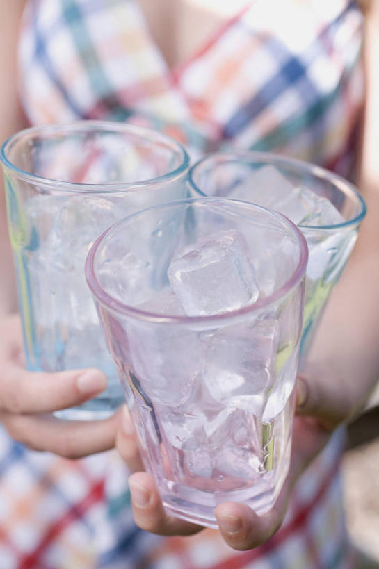 西方人,手,一个人,站,捧,竖图,俯视,室内,特写,白天,杯子,欧洲,欧洲人,双手,仅一个年轻女性,仅一个女性,仅一个人,服装,朦胧,模糊,冰,冰块,冷冻,玻璃制品,三个,衣服,水杯,站着,手部,寒冷,服饰,冷藏,冰冷,衣着,穿着,保鲜,衣饰,年轻女性,女人,女性,白种人,玻璃杯,端,端着,捧着,手捧,站立,半身,彩图,高角度拍摄