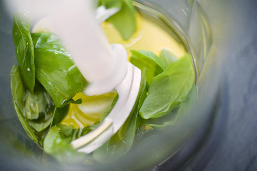 无人,横图,俯视,室内,特写,白天,植物,餐桌,桌子,叶子,玻璃,阴影,朦胧,模糊,反射,影子,调料,酱料,酱汁,香料,佐料,绿叶,草药,调味品,调味料,酱,中药,玻璃制品,一个,容器,碗,香草,嫩叶,单个,餐台,储藏,罗勒,储存,紫苏,药材,中草药,九层塔,圣约瑟夫草,甜罗勒,兰香,中药材,本草,叶,叶片,彩图,高角度拍摄,贮存