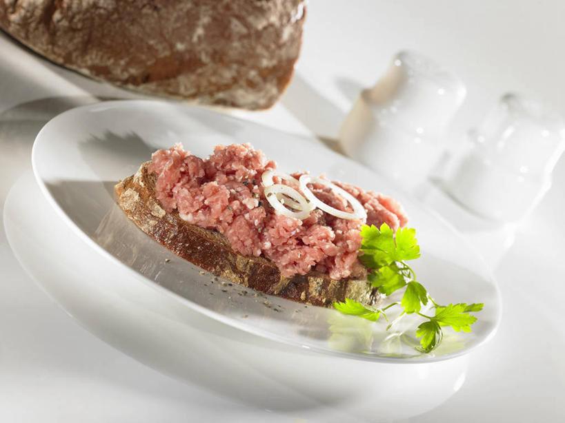 无人,横图,俯视,室内,特写,白天,白色背景,餐桌,桌子,蔬菜,洋葱,餐具,叶子,阴影,新鲜,反射,碟子,盘,影子,肉,食品,绿叶,猪肉,肉类,食物,两个,绿色,盘子,碟,嫩叶,摄影,有机食品,绿色食品,影棚,餐台,玉葱,肉食,豚肉,叶,叶片,圆葱,洋葱头,球葱,葱头,彩图,高角度拍摄,影棚拍摄,拍摄